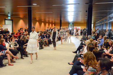 Lugano adlı bir moda görüyorsanız insanlar göstermektedir