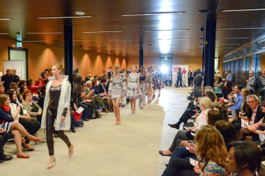 Lugano adlı bir moda görüyorsanız insanlar göstermektedir