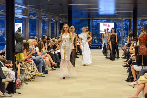 Lugano adlı bir moda görüyorsanız insanlar göstermektedir