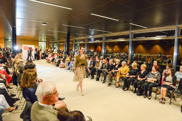 Lugano adlı bir moda görüyorsanız insanlar göstermektedir