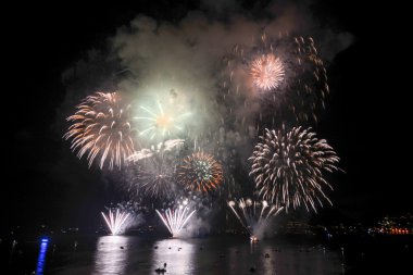 parlak renkli havai fişek