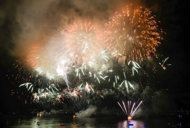 parlak renkli havai fişek