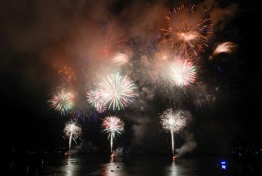 parlak renkli havai fişek