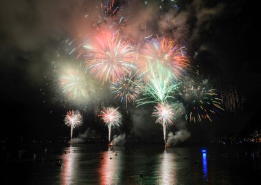 parlak renkli havai fişek