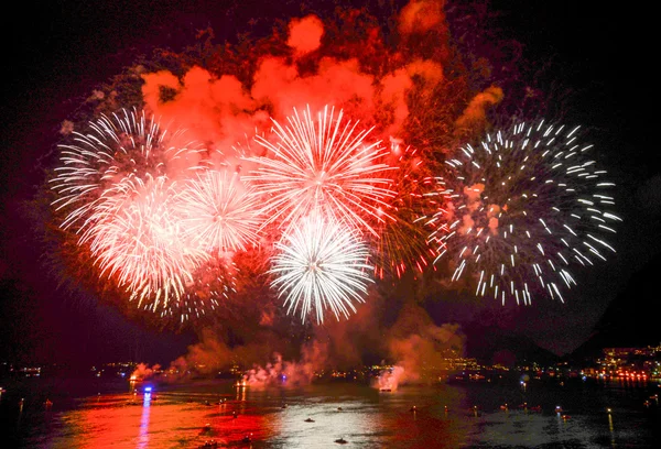 Fuegos artificiales de colores brillantes —  Fotos de Stock