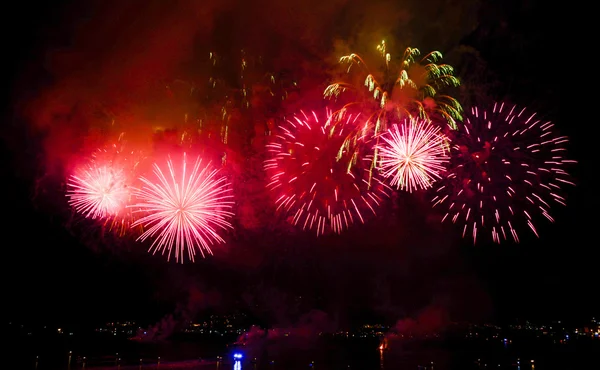 Fuegos artificiales de colores brillantes —  Fotos de Stock