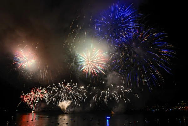 parlak renkli havai fişek