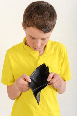 Boy gösteren boş cüzdan 