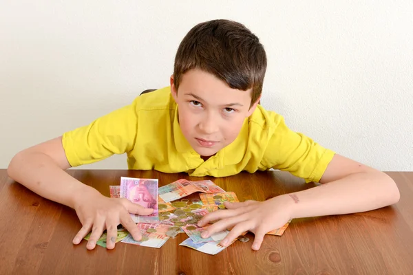 Ragazzo mostrando i suoi soldi — Foto Stock