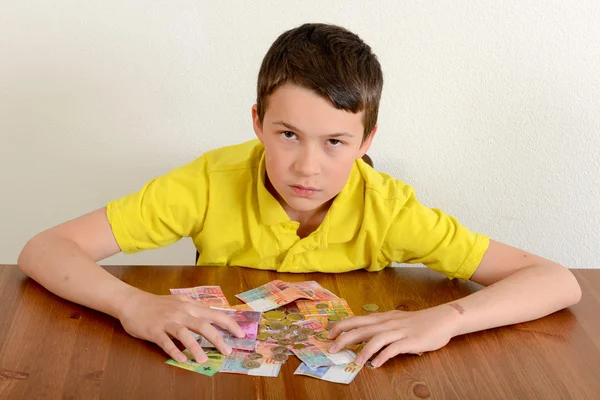 Chico mostrando su dinero — Foto de Stock