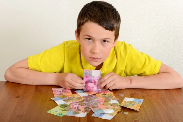 Chłopiec pokazano swoje pieniądze — Zdjęcie stockowe