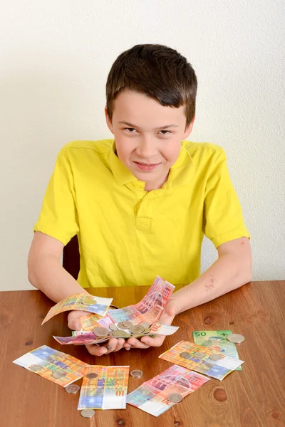 Chico mostrando su dinero — Foto de Stock