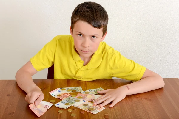 Ragazzo mostrando i suoi soldi — Foto Stock