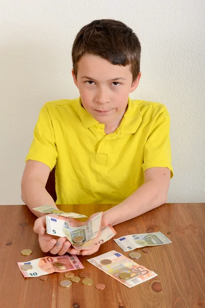 Chico mostrando su dinero — Foto de Stock