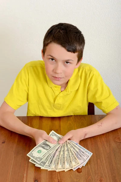 Мальчик показывает свои деньги — стоковое фото
