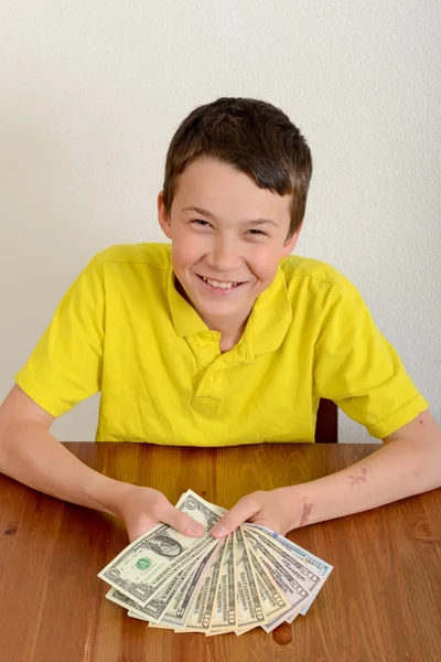 Chłopiec pokazano swoje pieniądze — Zdjęcie stockowe