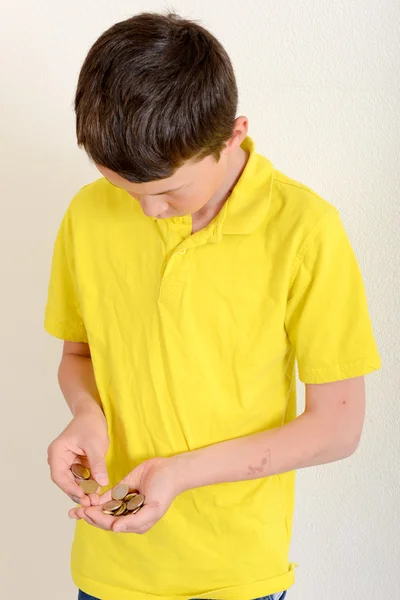 Niño contando monedas en euros — Foto de Stock