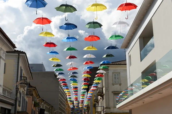 Muitos guarda-chuvas coloridos pendurados na rua pedonal de Chia — Fotografia de Stock
