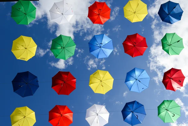 Wiele kolorowych parasoli, wiszące na deptaku Chia — Zdjęcie stockowe