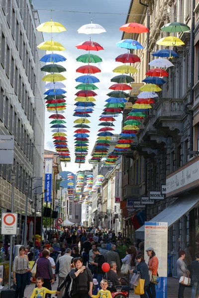 Många färgglada paraplyer hängande på gågatan i Chia — Stockfoto
