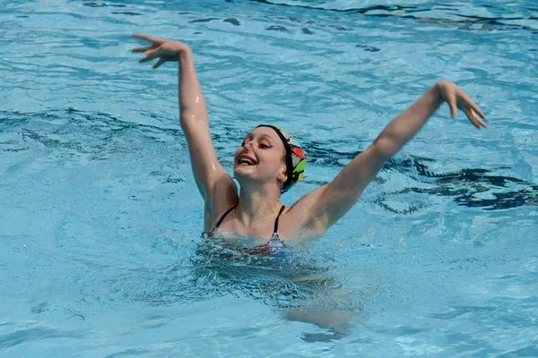 Chica en una piscina practicando natación sincronizada — Foto de Stock