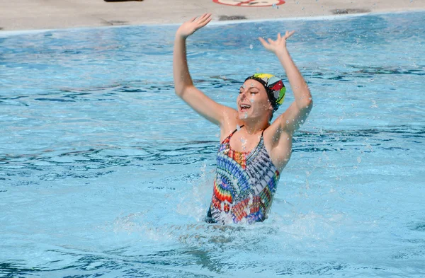 Chica en una piscina practicando natación sincronizada — Foto de Stock