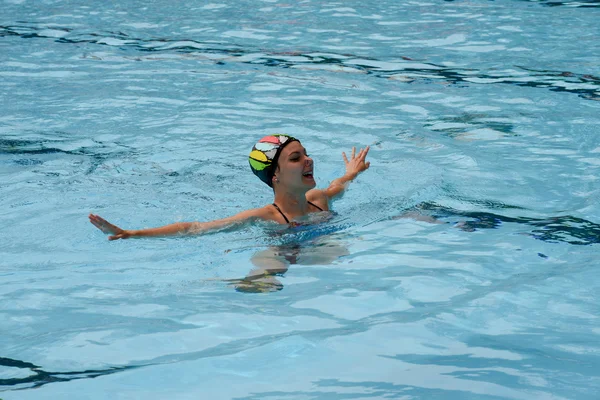 Chica en una piscina practicando natación sincronizada — Foto de Stock