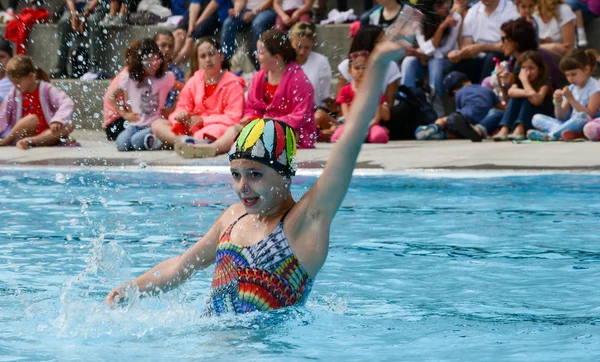 Chica en una piscina practicando natación sincronizada —  Fotos de Stock