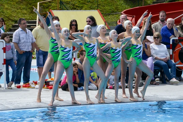 Skupina dívek v bazénu cvičí synchronizované plavání — Stock fotografie