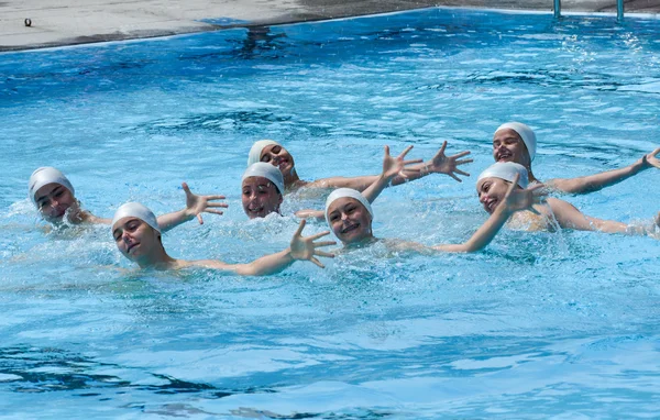 Groupe de filles dans une piscine pratiquant la natation synchronisée — Photo