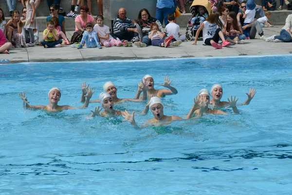 Mädchengruppe im Pool übt Synchronschwimmen — Stockfoto