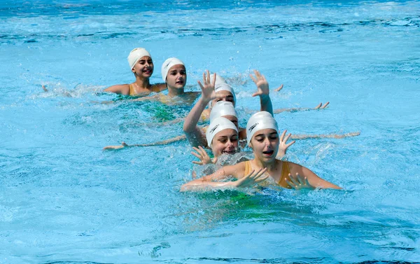 Grupo de chicas en una piscina practicando natación sincronizada — Foto de Stock