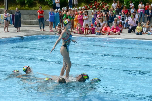 Grupo de chicas en una piscina practicando natación sincronizada — Foto de Stock