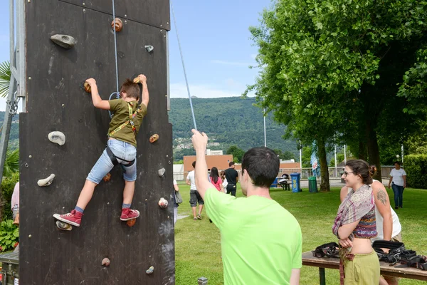 Versuch eines Jungen, eine Wand zu erklimmen — Stockfoto