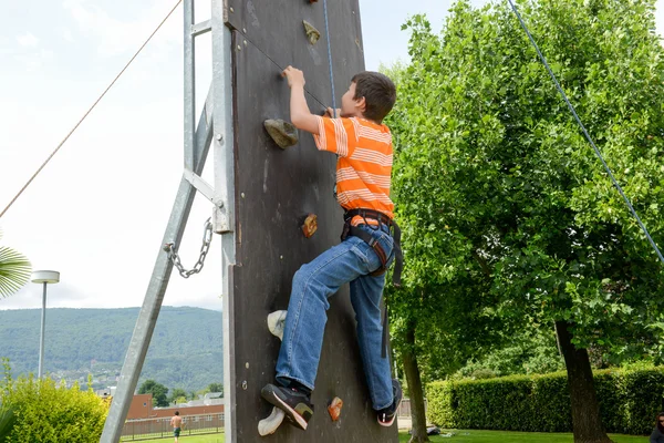 Wysiłek chłopca w ściankę wspinaczkową — Zdjęcie stockowe