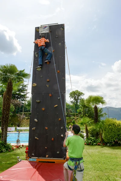 Versuch eines Jungen, eine Wand zu erklimmen — Stockfoto