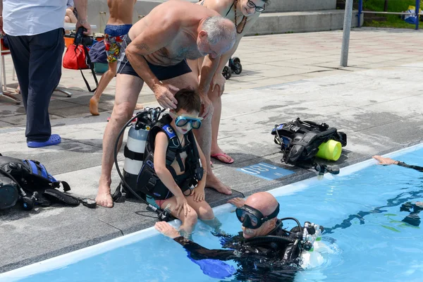 Kinder entdecken Tauchen im Schwimmbad — Stockfoto