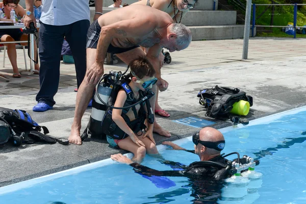 Les enfants découvrent la plongée sous-marine sur une piscine — Photo