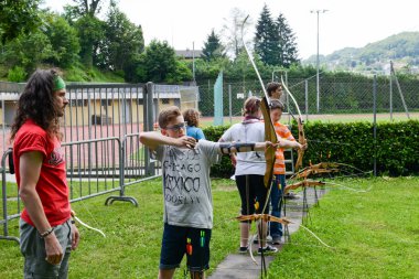 Massagno İsviçre üzerinde nda okçuluk öğrenme insanlar