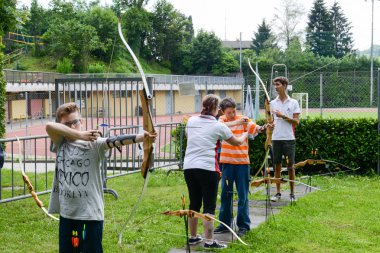 Massagno İsviçre üzerinde nda okçuluk öğrenme insanlar
