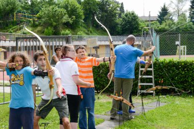 Massagno İsviçre üzerinde nda okçuluk öğrenme insanlar