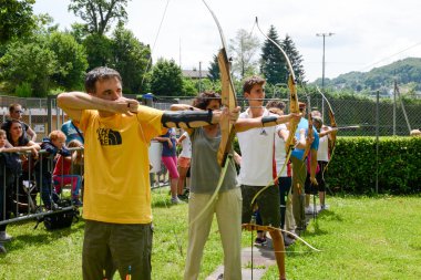 Massagno İsviçre üzerinde nda okçuluk öğrenme insanlar