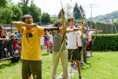 Massagno İsviçre üzerinde nda okçuluk öğrenme insanlar