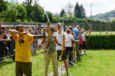 Massagno İsviçre üzerinde nda okçuluk öğrenme insanlar