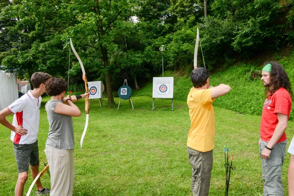 Personnes qui apprennent le tir à l'arc à Massagno en Suisse — Photo