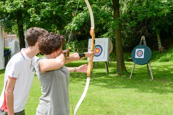 Personas que están aprendiendo tiro con arco en Massagno en Suiza —  Fotos de Stock