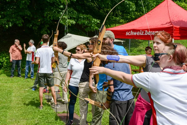 Personnes qui apprennent le tir à l'arc à Massagno en Suisse — Photo