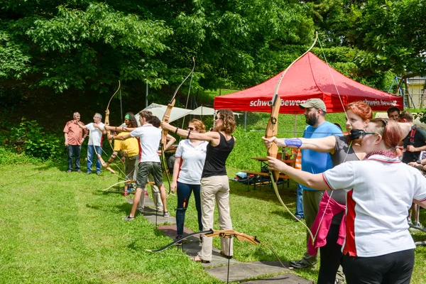 Persone che stanno imparando il tiro con l'arco a Massagno in Svizzera — Foto Stock