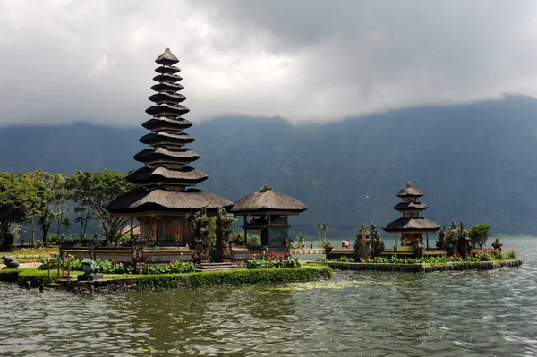 Bedugul gölde Pura Ulun Danu Bratan Tapınağı — Stok fotoğraf