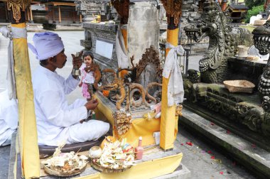 İnsanlar Tirta Empul Hindu tapınağı Bali Endonezya, dua